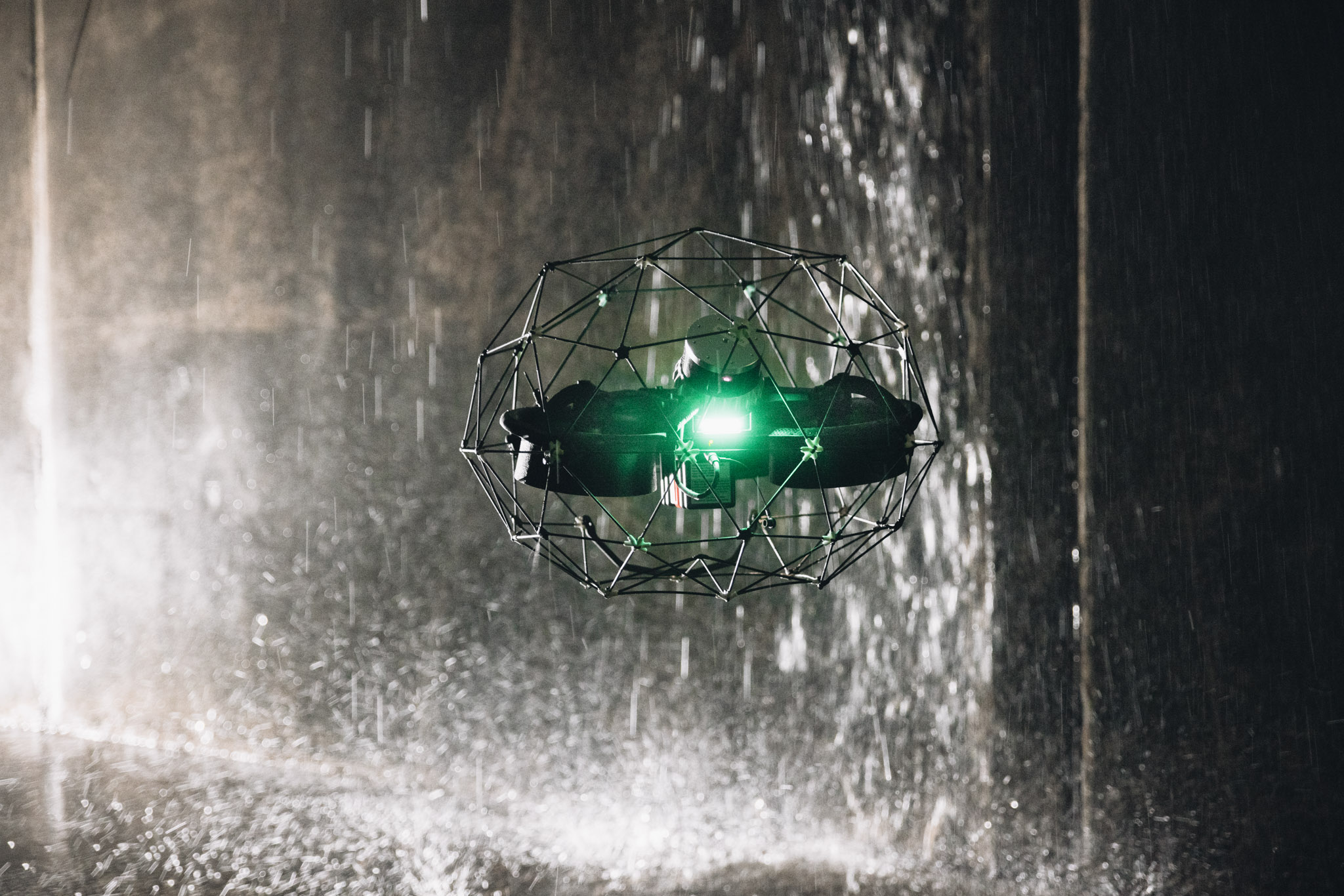 Vandtæt drone til kloakflyvning